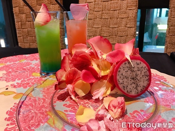 ▲名古屋IG名店virdweac推出铺满花瓣的蛋糕。(图/记者赖文萱摄)