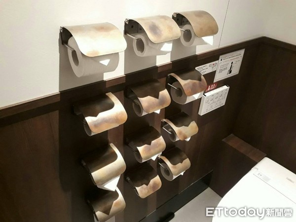 ▲一兰厕所好多的卫生纸座，墙上公告后面还藏有卫生纸。（图／一兰拉面提供)