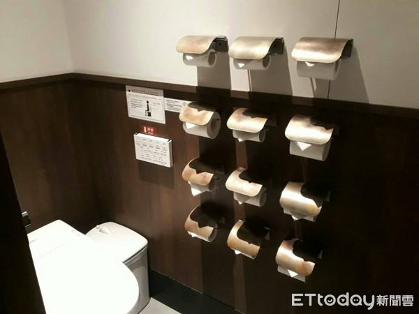 ▲一兰厕所好多的卫生纸座，墙上公告后面还藏有卫生纸。（图／一兰拉面提供)