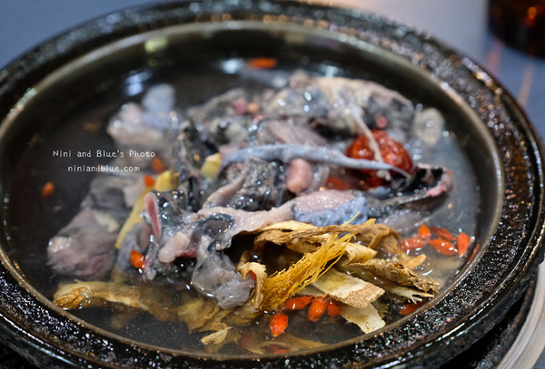 ▲台中小火锅阿里郎烧酒鸡。(图/Nini and Blue 玩乐食记提供)