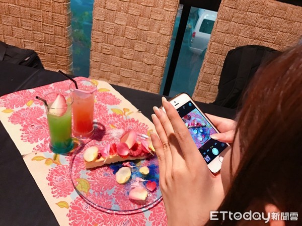 ▲名古屋IG名店virdweac推出铺满花瓣的蛋糕。(图/记者赖文萱摄)