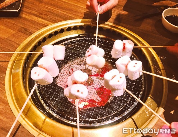▲干杯集团推出圣诞大餐　干杯“烧肉圣诞树”好吸晴，双人海陆盛合寄世锅，圣诞X跨年套餐             。（图／干杯集团提供)