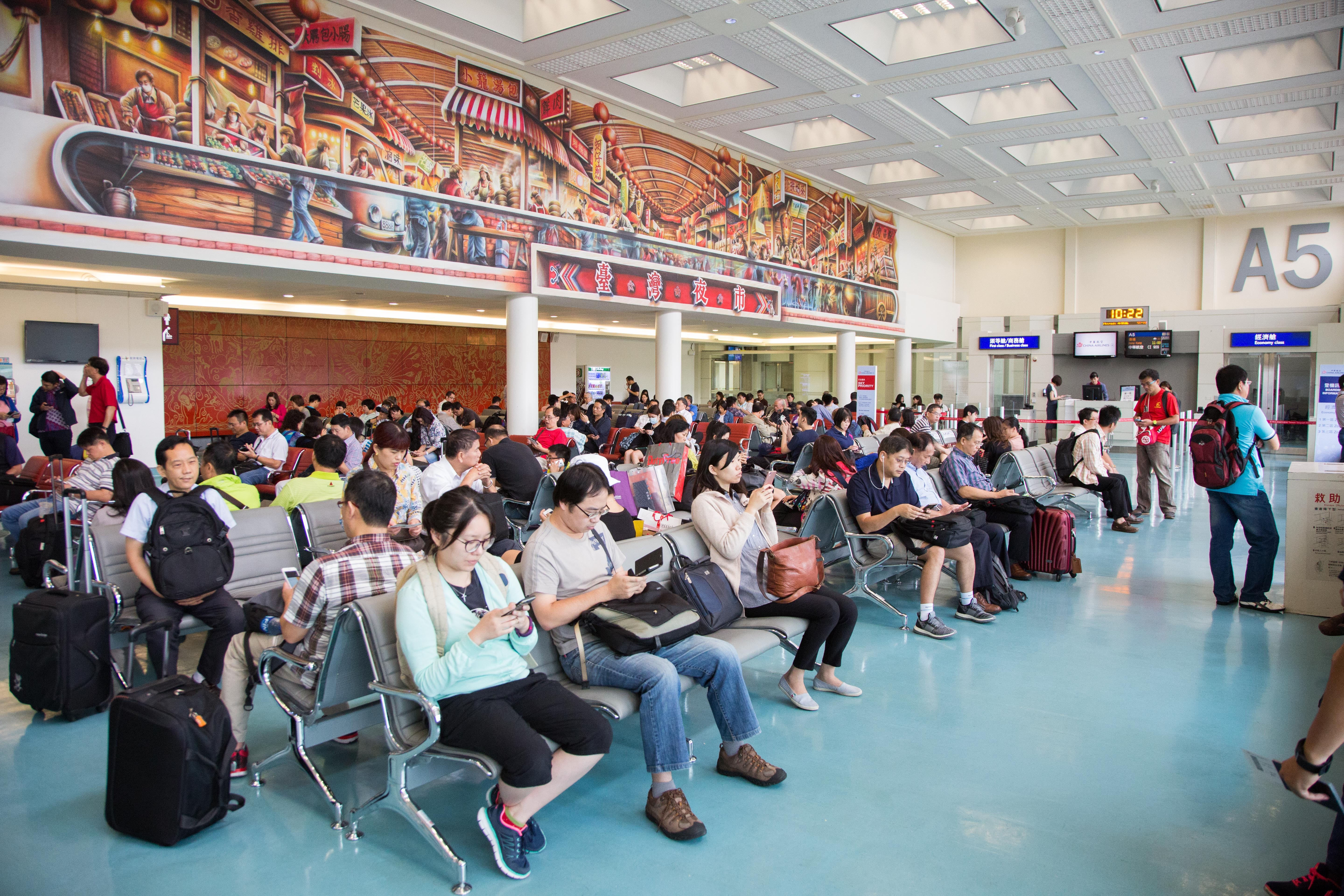 登机门,桃园机场,候机,旅客(图/记者季相儒摄)