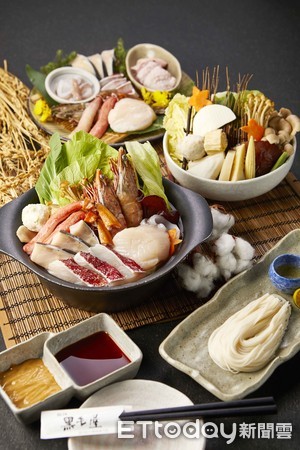 ▲干杯集团推出圣诞大餐　干杯“烧肉圣诞树”好吸晴，双人海陆盛合寄世锅，圣诞X跨年套餐             。（图／干杯集团提供)