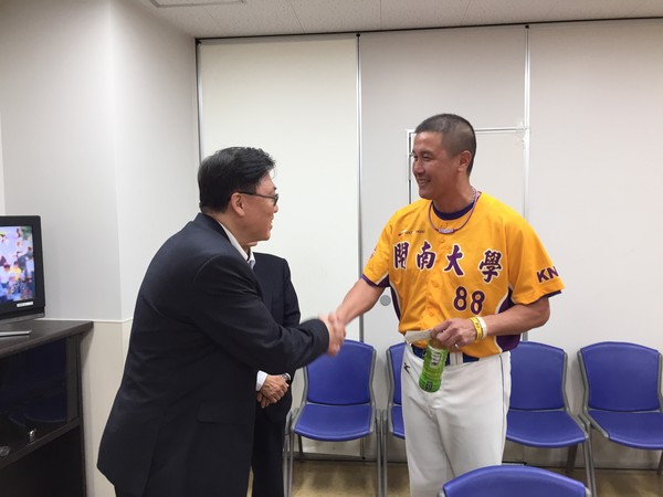 ▲欢庆甲子园“台湾日”，台湾虎航空服员机上改穿阪神虎球衣。（图／台湾虎航提供）