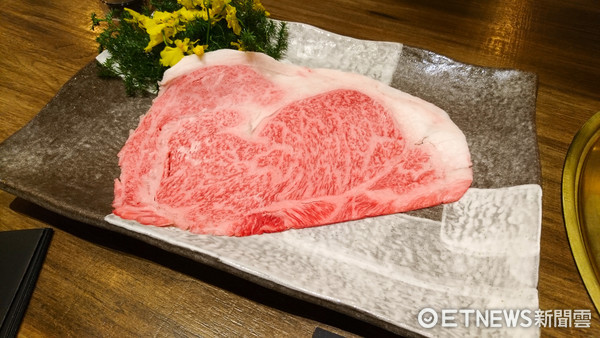 ▲黑毛屋、干杯、老干杯A5宫崎牛上市。（图／记者黄士原摄）
