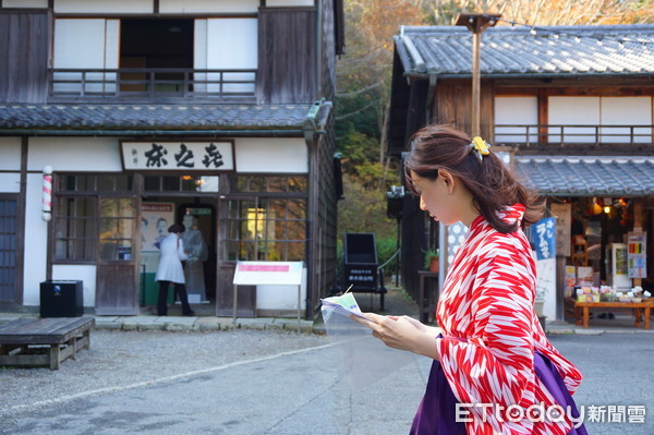 ▲日本名古屋明治村博物馆，换上复古衣着穿梭时空。（图／记者赖文萱摄）
