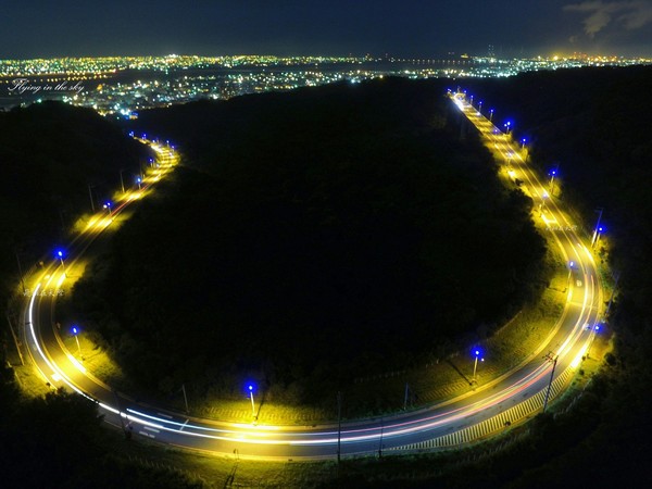 绝美夜景！台中“蓝色公路”空拍照串成蓝宝石金项链