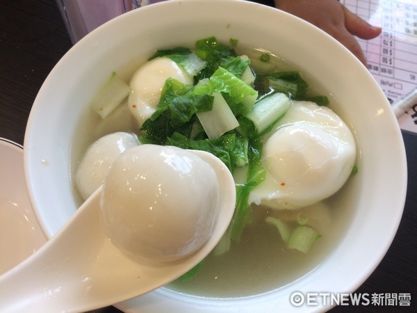 神级馄饨复活！在地人感动：左营市场虽拆了但怀旧美食永流传。（图／记者廖明慧摄）