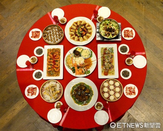 君品酒店在七周年之际举办“君品感恩办桌宴”,葱烧通心鳗,猪脚面线卷,鱿鱼螺肉蒜 。(图/君品酒店提供)图说-(1).jpg OK