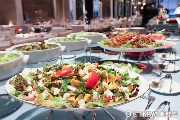 ▲文华Cafe晚间也推Buffet 鲍鱼、螃蟹及带骨肋眼牛排吃到饱。(图/记者黄士原摄)