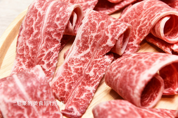 ▲台北藤集火锅大分量顶级肉品新鲜海鲜。（图／尼豪提供）