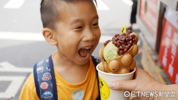 这就是夏天的滋味！淡水“清凉一条街”3款打卡冰品超消暑 。（图／记者廖明慧摄）