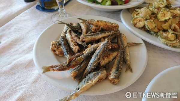 ▲希腊雅典小渔港Mikrolimano，4 brothers restaurant。（图／记者李姿仪摄）