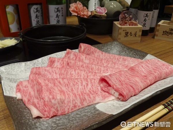 ▲干杯集团,A5最高等级日本宫崎牛薄切沙朗寿喜烧。首批登台日本宫崎牛冷藏物流车(图/干杯集团提供)
