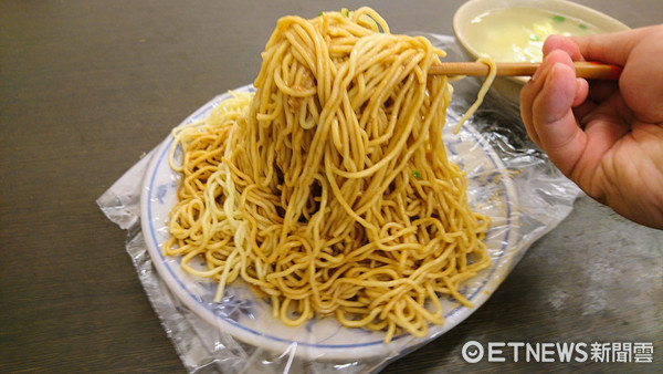 ▲%?隐藏在台北市巷弄内超大份凉面只卖40元。（图／记者黄士原摄）