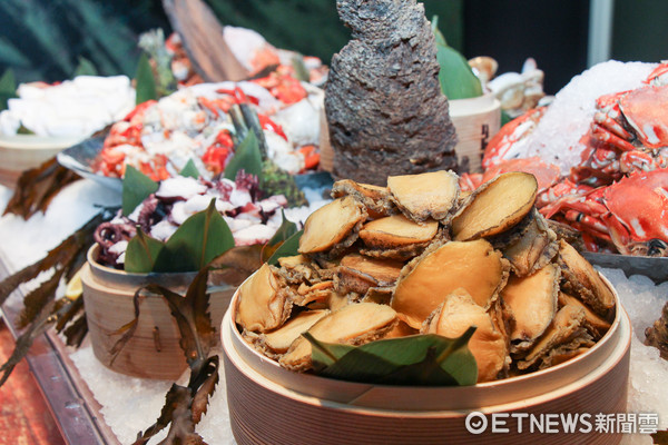 ▲文华Cafe晚间也推Buffet 鲍鱼、螃蟹及带骨肋眼牛排吃到饱。(图/记者黄士原摄)