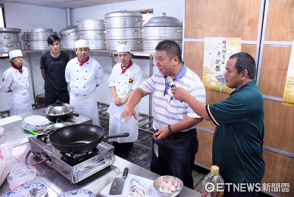花莲市阮弼真君文化祭第一梯次美食教学在阮弼真君庙举办，民意里长颜春有等人教台湾观光学院的学生做猪肉饭、姜茶面，让大陈独特的美食不致失传。（图／花莲市公所提供）