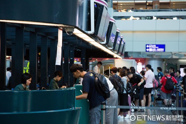 ▲桃园机场,登机报到手续,旅客,出国旅游,航空公司,长荣航空,长荣柜台（图／记者季相儒摄）