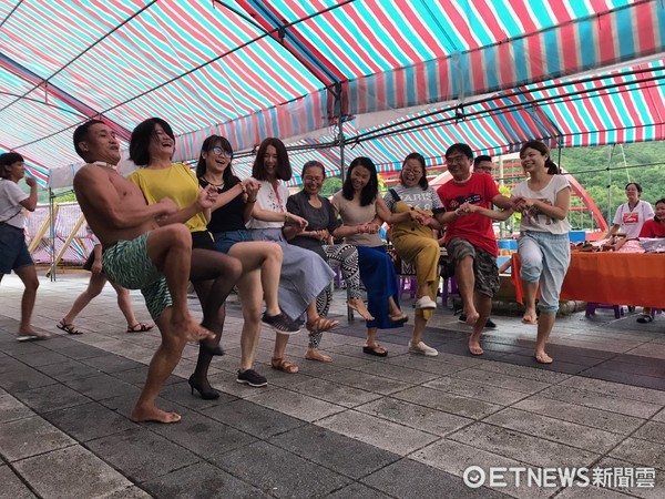 花莲静浦部落“新太平洋找味市集-舌尖上的滋味”活动不受阴雨影响,集结东海岸在地的美食、部落工艺与文创商品,来往游客络绎不绝。(图/新太平洋一号店提供)