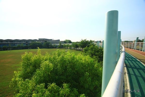 ▲嘉义新港艺术高中空中彩虹跑道。（图／可人之家提供）