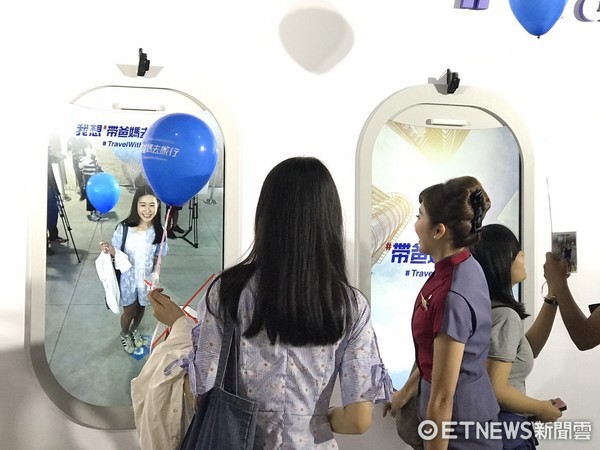 ▲华航举办“带爸妈去旅行”活动，现场送出免费机票。（图／记者赖文萱摄）