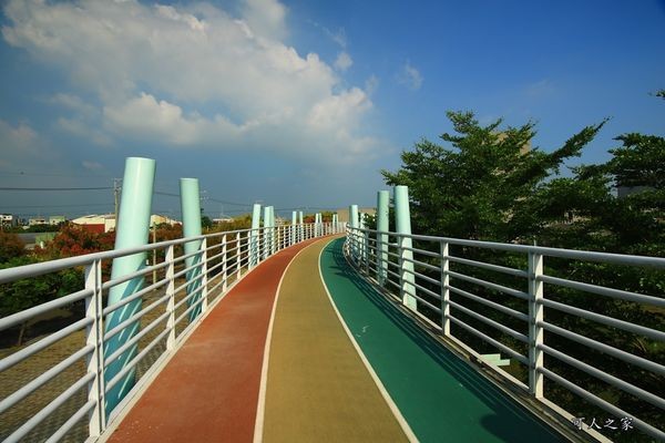 ▲嘉义新港艺术高中空中彩虹跑道。（图／可人之家提供）