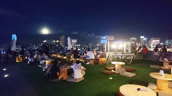 ▲英迪格高空酒吧。（图／高雄中央公园英迪格酒店提供）