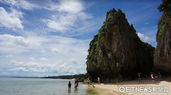 冲绳“备p,一线天”禁止进入 围起有刺铁丝栅栏谢绝游客。(图/记者廖明慧摄)