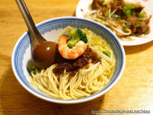 江川肉燥饭、候夜担仔面。（图／三高Sir）