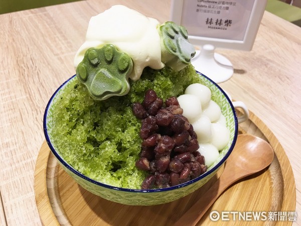 ▲刨冰颗粒较大，柴犬的“狗掌”造型冰淇淋是抹茶牛奶口味。（图／记者张舒芸摄）