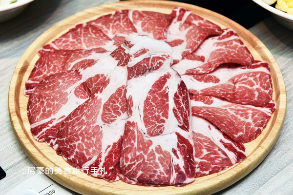 ▲台北藤集火锅大分量顶级肉品新鲜海鲜。（图／尼豪提供）