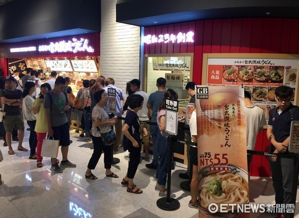 ▲中坜大江6000坪地下游逛街城，9月6日试营运人潮爆量。（图／记者杨淑媛摄）
