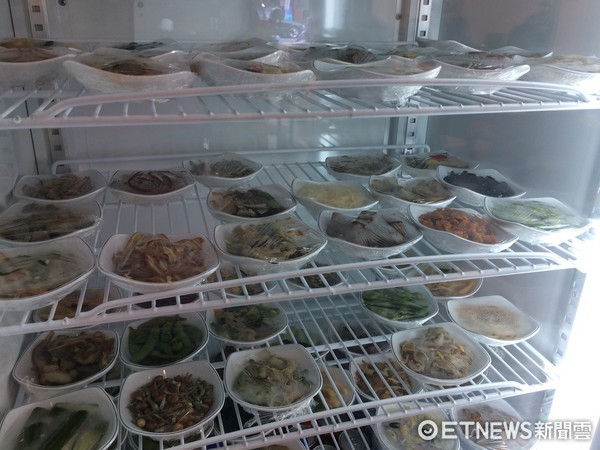 神级馄饨复活！在地人感动：左营市场虽拆了但怀旧美食永流传。（图／记者廖明慧摄）