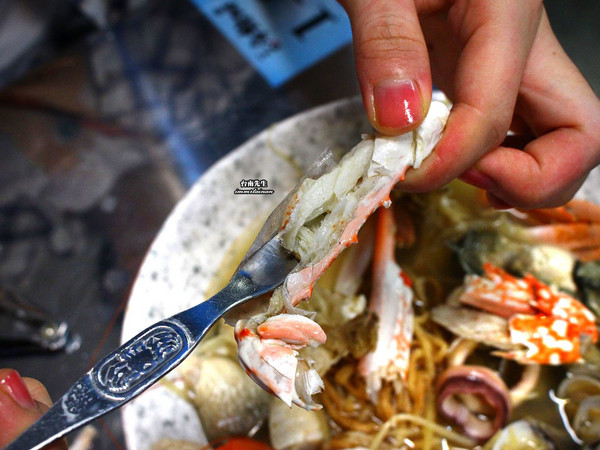 ▲台南一允堂海鲜粥，满满新鲜海鲜配料。（图／台南先生提供）
