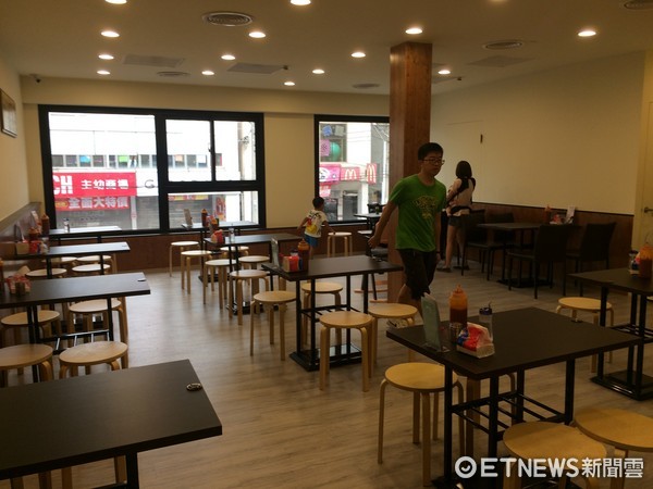 神级馄饨复活！在地人感动：左营市场虽拆了但怀旧美食永流传。（图／记者廖明慧摄）