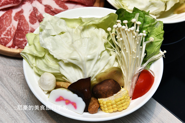▲台北藤集火锅大分量顶级肉品新鲜海鲜。（图／尼豪提供）