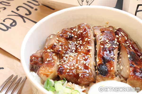 ▲香鸡城,新庄旗舰店，手扒鸡。（图／记者黄士原摄）