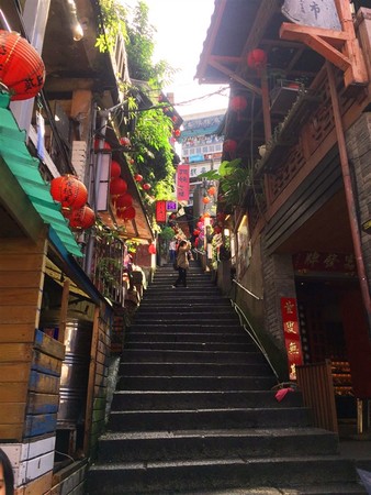 ▲日本人爱九份，其中最爱逛的就是石阶盘踞而上的竖崎路风光。(图／取自维基百科，以下皆同)