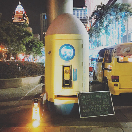 ▲“甜点扭蛋机”进驻台北信义区，会摆到11/15。（图／网友提供，请勿随意翻拍，以免侵权。）