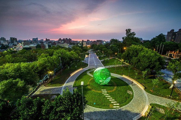 ▲嘉义KANO棒球园区，KANO景观球的夜间光雕试灯空拍照。（图／摄影师洪年宏提供，请勿随意翻拍，以免侵权。）使用照片需私讯个人脸书告知一声