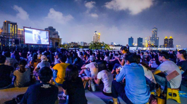 ▲驳二屋顶电影节（图／翻摄自《驳二艺术特区 The Pier-2 Art Center》粉丝专页）