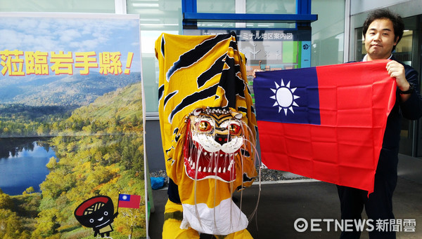▲花卷机场高举国旗欢迎台客。(图/记者吕晓雯摄)