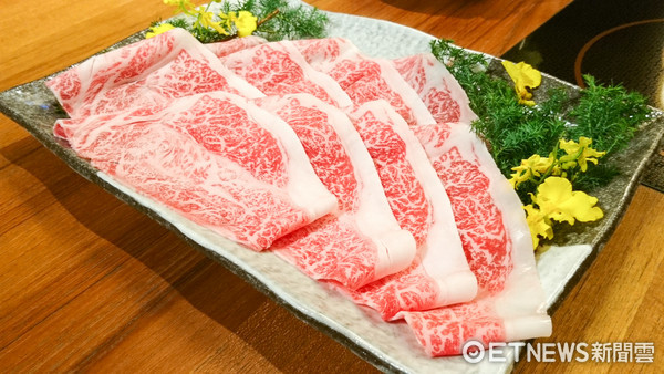 ▲黑毛屋、干杯、老干杯A5宫崎牛上市。（图／记者黄士原摄）