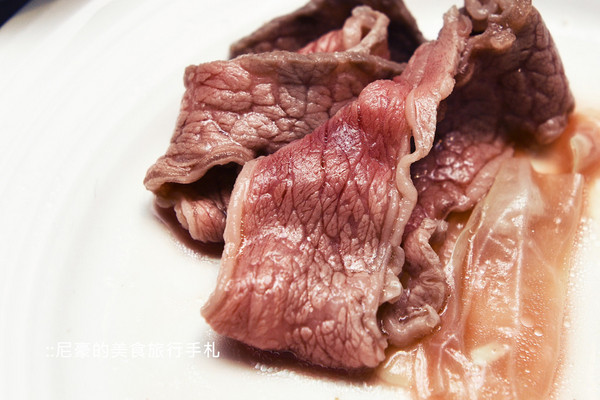 ▲台北藤集火锅大分量顶级肉品新鲜海鲜。（图／尼豪提供）