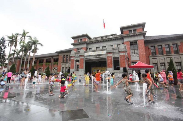新竹府前广场变身水乐园(图/新竹市政府提供)