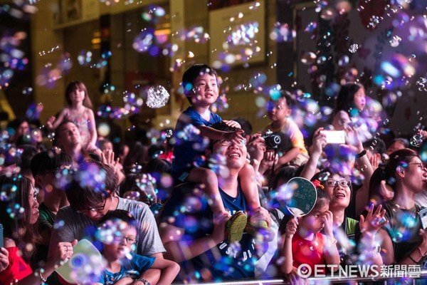 ▲%己８鄢呛Ｔ舜笙寐短旃愠≈械拇5部泡泡机发放泡泡　海港城“Bubble Up”公共艺术表演。（图／海港城提供）