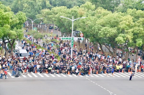▲有近千位热爱摄影民众聚集高雄青年路段，一早就苦守等候“悬日”奇景现身。(图／取自高雄市政府网站)