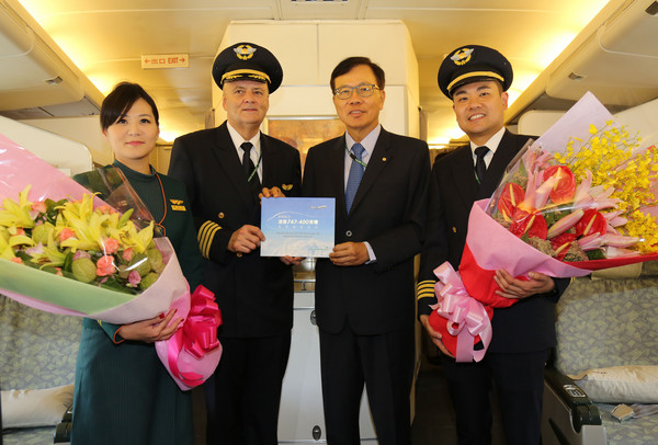 ▲长荣航空747-400客机21日完成香港-台北BR892航班飞航任务后，正式退役。（图／长荣航空提供）