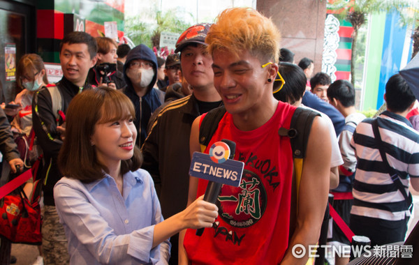 一兰拉面开幕　粉丝半夜2点头香　就连邰智源也来朝圣。（图／记者黄士原摄）